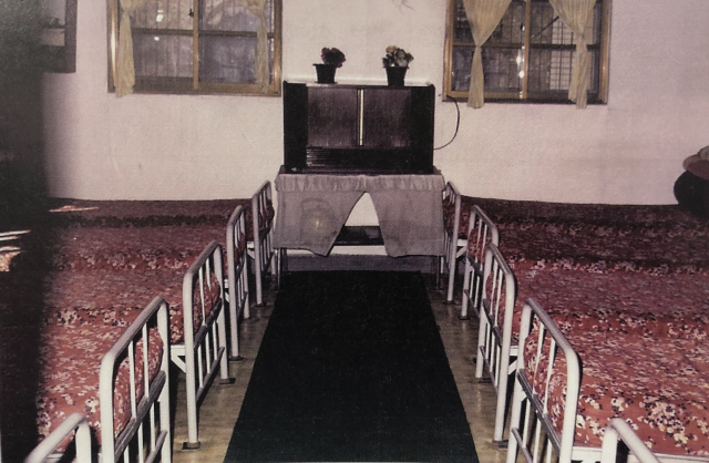 형제복지원 정신병동의 한 병실. 형제복지원 운영자료집