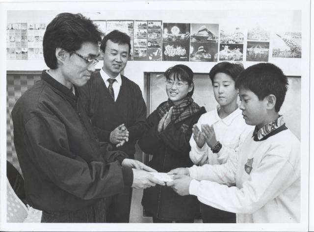 1994년 12월에는 효림초등학교 학생들이 동래동물원을 살려달라면서 성금 5만여 원을 모아 <부산일보>에 기탁했어요. 부산일보DB