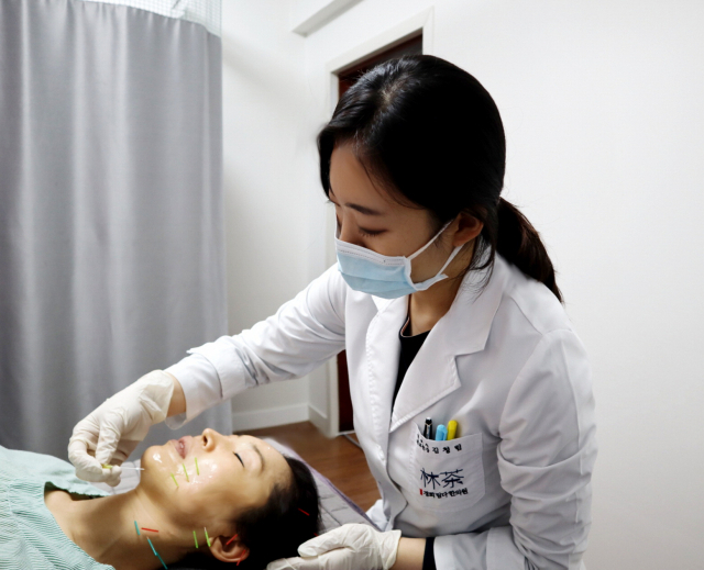 매선침은 피부에 녹는 수술용 봉합사로 부작용 없이 자연스럽게 시술할 수 있는 것이 장점이다. 경희림다한의원 제공