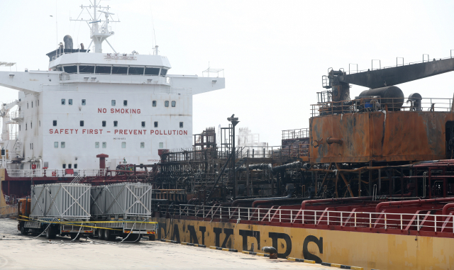 지난해 9월 울산시 염포부두 정박 중 폭발한 2만 5881t급 케이맨제도 선적 석유제품운반선 ‘스톨트 그로이란드호’. 인체에 치명적인 화학물질 스티렌모노머 2800t이 선내에 남앗는데, 이를 제거하지 않은 상태로 선박 수리를 위해 통영 안정국가산단 입항을 추진해 논란이 일고 있다. 부산일보 DB