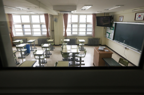 이태원 클럽발 코로나19 집단감염에 유치원생과 초·중·고등학생 등교일이 예정보다 일주일씩 늦춰진 가운데 12일 오후 서울 강남구 서울로봇고등학교 3학년 교실이 텅 비어있다. 교육부는 11일 학년별 등교일을 일주일씩 늦춘다고 밝혔다. 고교 3학년 등교일은 13일에서 20일로 변경됐다. 고2·중3·초1~2·유치원생은 20일에서 27일, 고1·중2·초3~4는 27일에서 달을 넘겨 6월 3일, 중1·초5~6은 6월 1일에서 같은 달 8일로 등교일이 바뀌었다. 연합뉴스