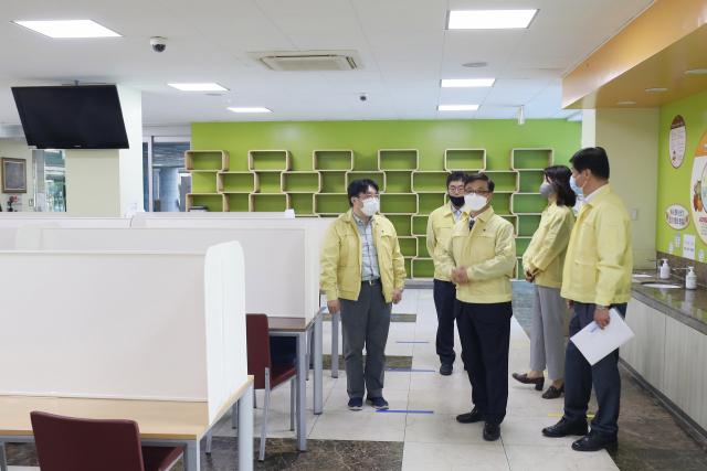 정병선 과학기술정보통신부 제1차관이 12일 오후 부산 부산진구 한국과학영재학교를 방문해 등교개학 대비 교실 현장점검을 하고 있다. 왼쪽부터 한국과학영재학교 김훈 교감, 오진호 학생생활부장, 정병선 차관, 한국과학영재학교 김영미 교무연구부장, 정윤 교장. 과기정통부 제공