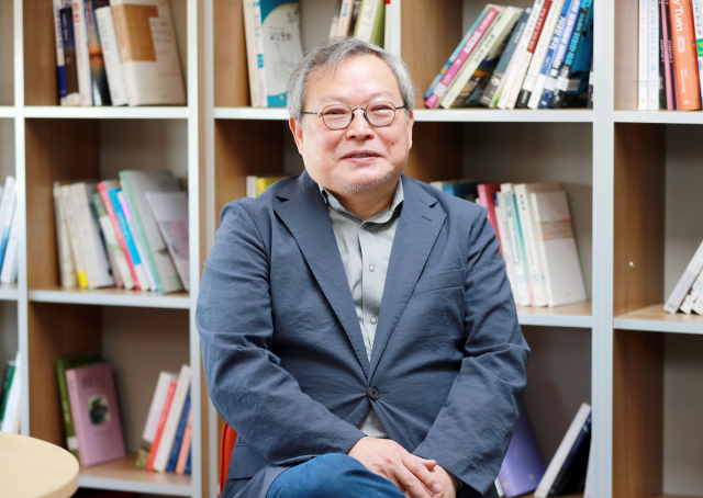 지역문학운동의 1980년대를 황금시대로 간직하고 있는 구모룡 문학평론가는 “시공을 가로지르는 상상력의 힘으로 ‘멀리서 보면서’ 구체적 장소 경험을 녹여 제대로 쓰는 새로운 문학을 해야 한다”고 했다. 김경현 기자 view@