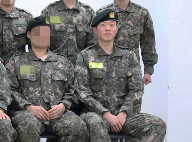 기초 군사훈련을 받는 한국 축구대표팀의 공격수 황의조(보르도)의 군복 입은 모습이 육군훈련소 홈페이지를 통해 15일 공개됐다. 사진은 황의조가 25연대 5중대 동기들과 함께 촬영한 모습. [육군훈련소 홈페이지 캡처. 재판매 및 DB금지] 연합뉴스
