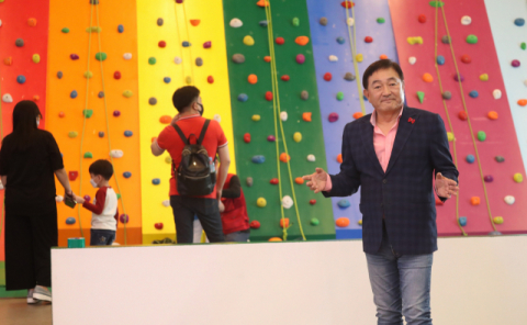 두리랜드 재개장한 배우 임채무. 연합뉴스