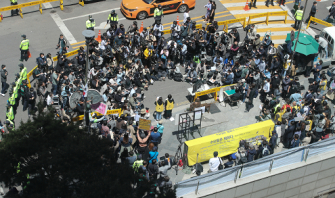'일본군 성노예제 문제 해결을 위한 정의기억연대'에 대한 후원금 회계 처리 의혹이 제기 되고 있는 13일 오후 서울 종로구 옛 일본대사관 앞에서 열린 제1439차 정기수요시위에서 참가자들이 행사를 진행하고 있다. 연합뉴스