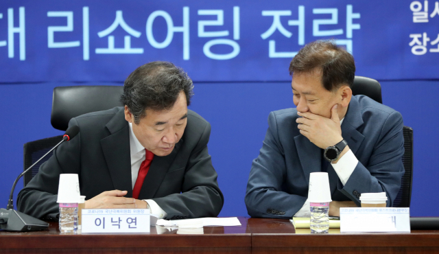더불어민주당 이낙연 코로나19 국난 극복 위원장이 20일 오전 서울 여의도 국회 의원회관에서 열린 코로나19 국난극복위원회 리쇼어링TF 간담회에서 더불어민주당 이광재 포스트코로나본부장과 대화하고 있다. 연합뉴스