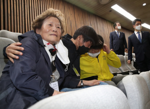 한종선 형제복지원 피해 생존자 대표(오른쪽)와 곽정례 한국전쟁유족회 여성위원회 부위원장(왼쪽) 등이 20일 오후 국회 본회의에서 진실·화해를 위한 과거사정리 기본법 일부개정법률안(대안)이 통과되자 기뻐하고 있다 . 연합뉴스