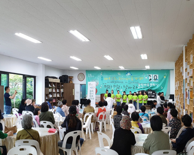 지난해 열린 열린아동문학상 시상식. 작은 사진은 왼쪽부터 (사)동시동화나무의 숲 홍종관 이사장, 홍 이사장 부인 박미숙 씨, 배익천 동화작가, 송정욱 상임이사. (사)동시동화나무의 숲 제공