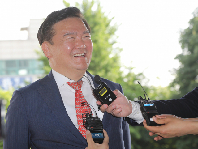 4·15총선 개표 조작 의혹을 주장해온 미래통합당 민경욱 의원이 21일 오후 경기도 의정부지검에 출석하면서 기자질문에 크게 웃고 있다. 연합뉴스