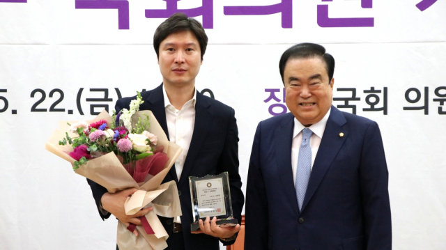 더불어민주당 김해영 의원은 22일 국회 의원회관에서 열린 ‘2019년도 입법 및 정책개발 우수의원’ 시상식에서 최우수 의원상을 받았다. 김해영 의원실 제공
