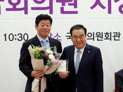 더불어민주당 박재호 의원은 22일 국회 의원회관에서 열린 ‘2019년도 입법 및 정책개발 우수의원’ 시상식에서 우수 의원상을 받았다. 박재호 의원 페이스북 캡처