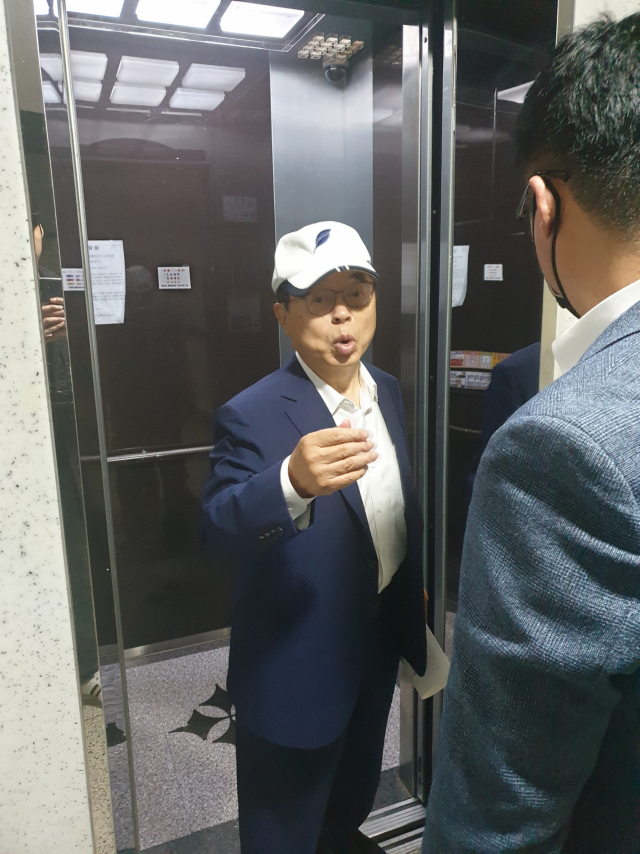 오거돈 전 부산시장이 부산 해운대구 자택에서 취재진의 질문에 답하고 있다.