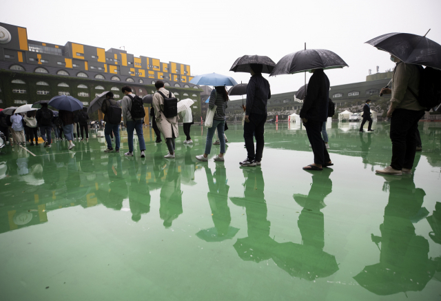 24일 오전 서울 성북구 서경대학교에서 열린 SK 그룹 상반기 공채 SKCT(인적성 시험)에서 응시생들이 고사장 입실 전 발열검사를 받기 위해 줄을 서 있다. 연합뉴스