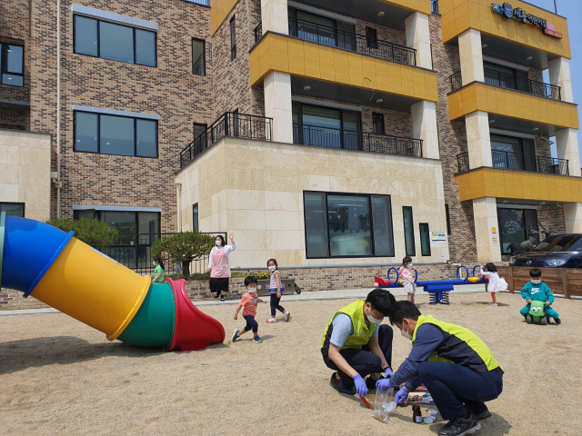 한국석유관리원 석유기술연구소 연구원들이 22일 세종시 새롬꿈어린이집 놀이터에서 토양오염 검사를 위한 토양 시료를 채취하고 있다. 석유관리원 제공