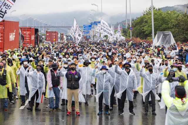 화물연대와 부산항신항배후물류단지협회가 신항~배후물류단지 물류 셔틀 비용을 두고 갈등을 겪고 있다. 지난 15일 부산항 신항에서 화물연대가 안전운임제 시행, 물류 셔틀 비용 인상 등을 요구하며 개최한 결의대회 현장. 화물연대 제공