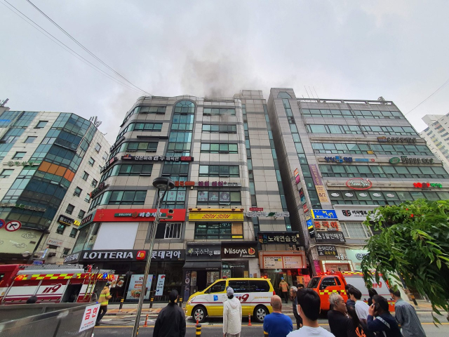 26일 오후 6시 10분께 경기도 군포시 산본동의 8층짜리 복합건물에서 불이 나 소방당국이 진화작업을 벌이고 있다. 연합뉴스