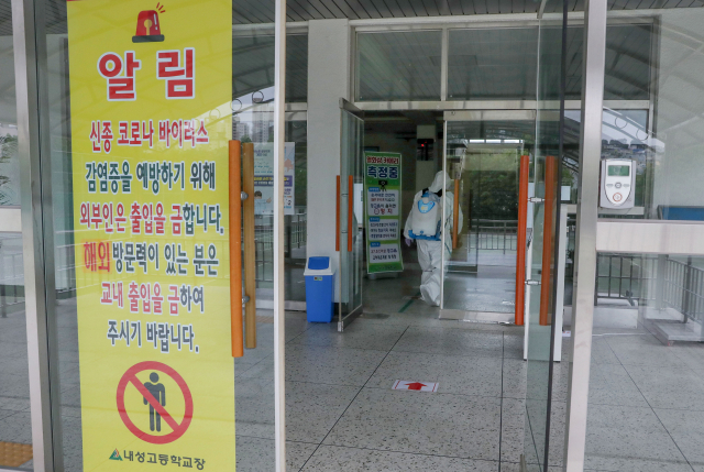 30일 오전 부산 금정구 내성고에서 보건소 요원들이 교내를 소독하고 있다. 내성고 3학년 한 명이 29일 오후 코로나19 진단검사에서 확진 판정을 받았다. 정대현 기자 jhyun@