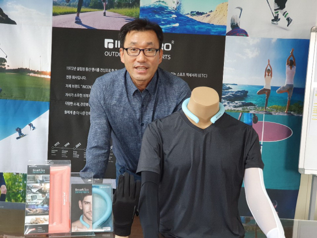 인콘트로 박기용 대표가 지난달 28일 부산 중구 인콘트로 본사에서 자사 제품을 소개하고 있다.