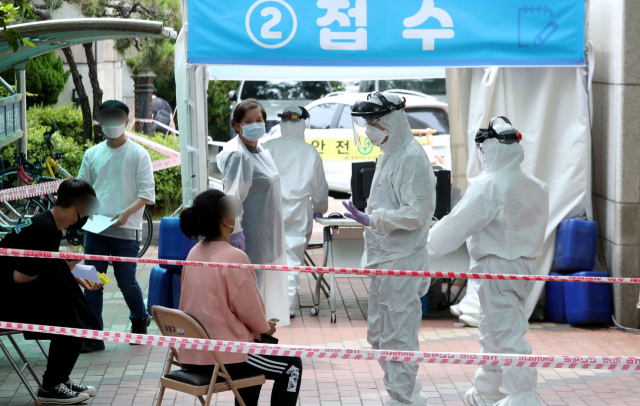 부산 내성고 3학년 학생 1명이 등교 수업 이후 코로나19 확진 판정을 받은 가운데 지난달 30일 부산 금정구보건소 선별진료소에서 학생과 관련자들이 코로나19 진단검사를 받기 위해 대기하고 있다. 정대현 기자 jhyun@