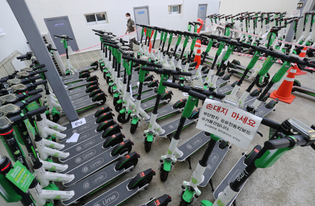 부산 수영구청이 강제 수거한 공유형 전동킥보드가 2일 구청 건물 뒤 공터에 보관되고 있다. 강선배 기자 ksun@