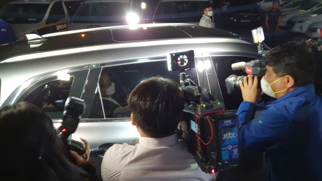 영장이 기각된 오거돈 전 부산시장이 2일 오후 입감되어 있던 동래경찰서 유치장에서 나와 귀가하고 있다. 이상배 기자