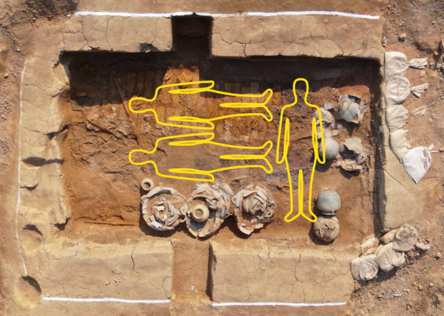 김해 대성동고분군서 도굴과 훼손 흔적이 없는 귀족 무덤 발굴이 됐다. 사진은 제108호 무덤의 인골출토 현장 모습. 왼쪽 작은 사진은 출토된 구슬목걸이. 김해시 제공