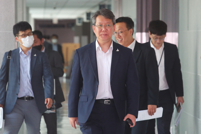 3일 오후 국회를 찾은 변성완 부산시장 권한대행이 의원회관에서 지역 의원을 면담하기 위해 가고 있다. 김종호 기자