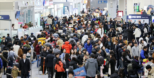 설 명절 연휴 부산 김해국제공항 국제선 청사 모습. 부산일보DB