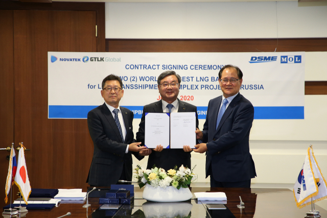 지난 5일 대우조선해양 서울 사옥에서 화상으로 진행된 LNG-Barge 건조 계약식에서 대우조선해양 박형근 전무, 이성근 사장, 권오익 전무(왼쪽부터)가 계약서를 들고 기념촬영을 하고 있다. 대우조선해양 제공