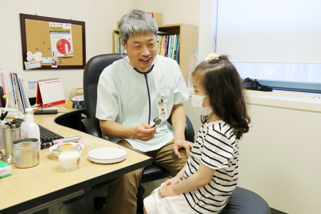 알레르기에 민감한 아동은 가공식품 포장지 뒷면에 원재료명을 표시하기 때문에 잘 살펴볼 필요가 있다. 황윤하 과장이 알레르기 유발검사에 앞서 문진하고 있다. 부산성모병원 제공