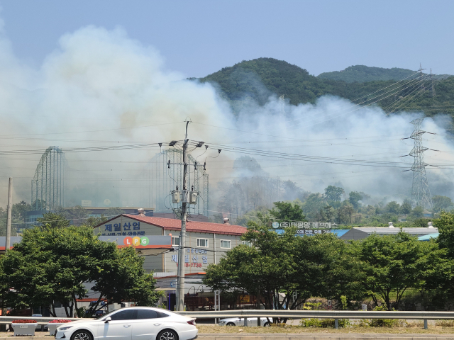 경남 양산시 동면 금정산 2부 능선에서 발생한 산불 때문에 주변 지역에 연기가 가득하다. 독자 제공