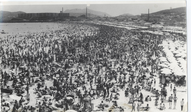 1970년대 말 한여름 광안리해수욕장 전경인데, 와~ 피서객들이 마 개미떼처럼 바글바글합니다. 왼쪽 상단에 삼익아파트 말고는 허허벌판이네예. 부산일보DB