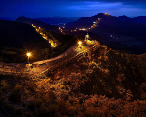 감시 초소를 찍은 ‘DMZ GP #5’(위)와 야경을 담은 ‘DMZ SLL #4’. 고은사진미술관 제공