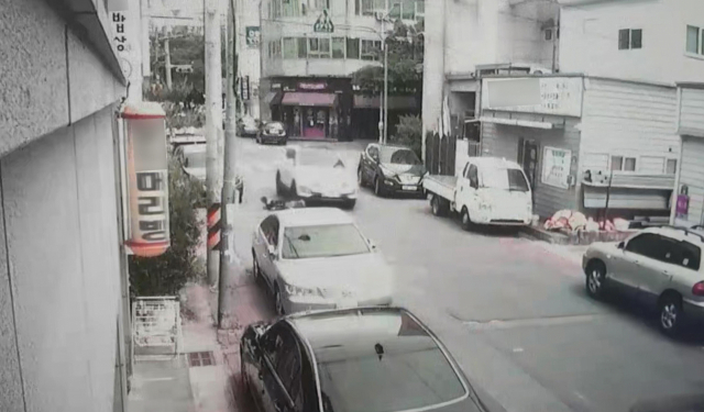 지난달 25일 경북 경주시 동천동 한 초등학교 인근 어린이보호구역에서 초등학생이 탄 자전거를 승용차가 들이받는 사고가 발생했다. 사진은 사고 당시 폐쇄회로TV 화면. 연합뉴스