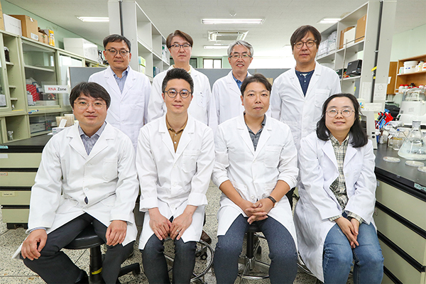 이선우(뒷줄 오른쪽에서 두 번째) 교수 등 동아대 농업생명과학연구소 교수진. 동아대학교 제공.