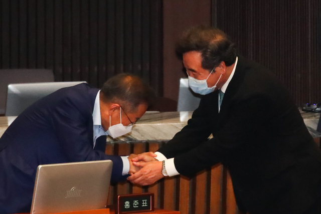 10일 오후 국회에서 열린 본회의에서 무소속 홍준표(왼쪽) 의원과 더불어민주당 이낙연 의원이 인사를 하고 있다. 김종호 기자 kimjh@