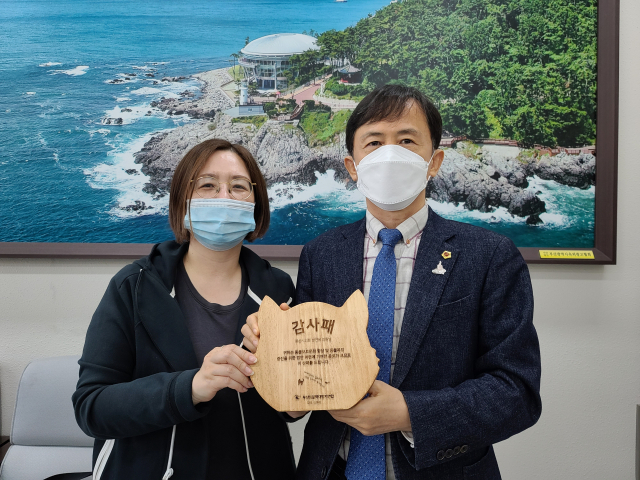 동물학대방지연합 김애라 대표가 남언욱 시의원(오른쪽)에게 감사패를 전달하고 있다.