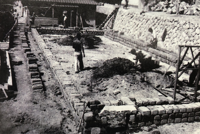 별다른 기초공사 없이 흙벽돌로 건물을 짓는 모습. 형제복지원 운영자료집