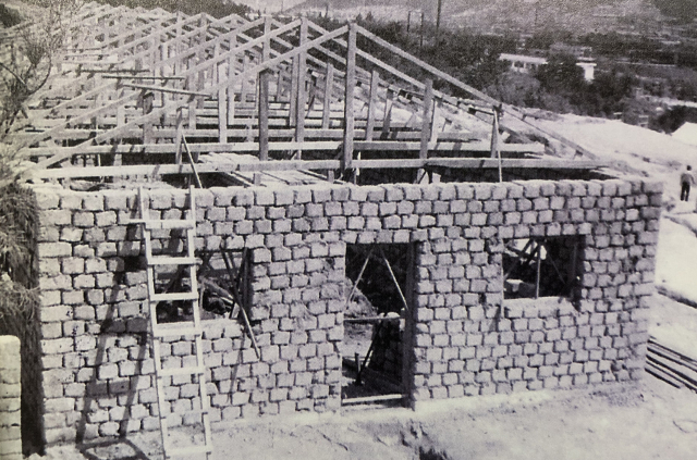 흙벽돌로 형제복지원 내 건물을 짓는 장면. 형제복지원 운영자료집