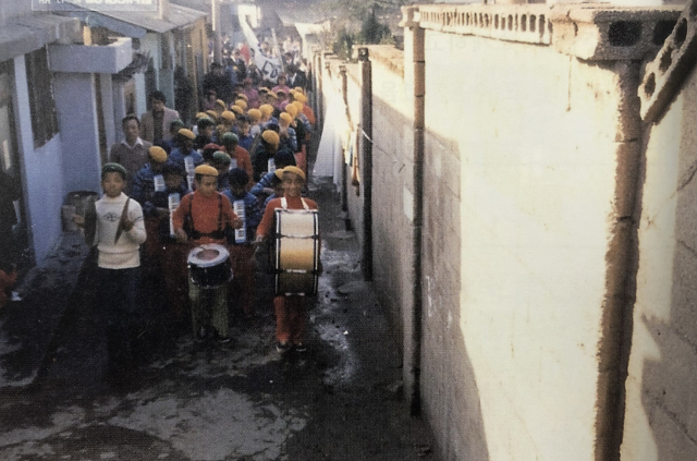 형제복지원 주변 골목길을 돌며 연주를 하고 있는 '악대반'. 형제복지원 운영자료집