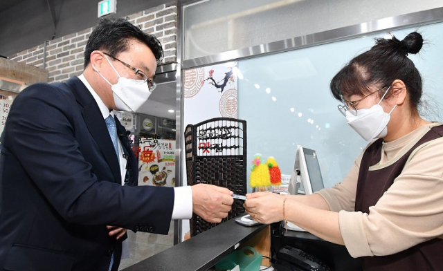 기획재정부가 공공기관들이 코로나19로 인해 수입급감 등 어려움이 예상된다며 필요시 공사채 추가발행을 해달라고 당부했다. 사진은 지난 4월 양충모 재정관리관이 '착한 소비를 위한 선결제' 행사 모습. 연합뉴스