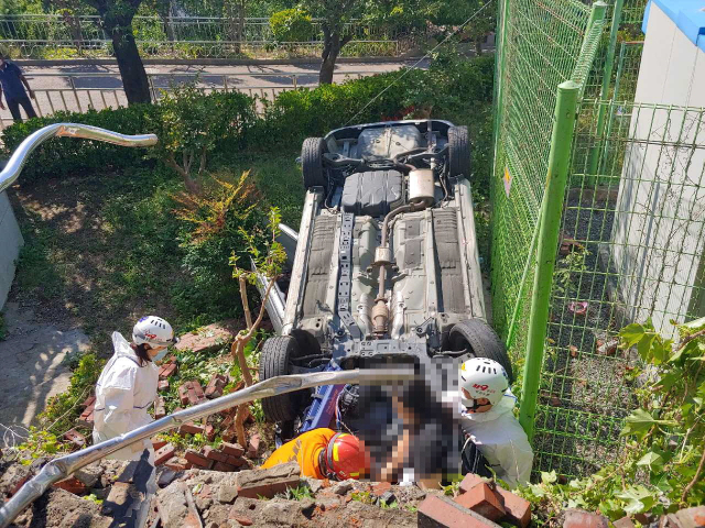 15일 부산 해운대구 재송동 한 초등학교 스쿨존에서 아반떼 승용차가 인도 위 30대 여성과 6세 딸을 덮친 뒤 추락한 현장. 부산경찰청 제공