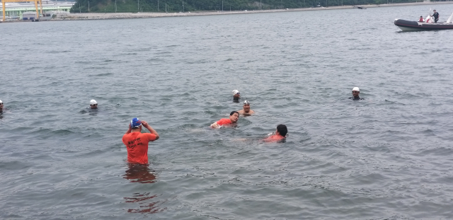 허성무 창원시장과 철인들이 17일 돝섬 앞바다에서 헤엄을 치고 있다. 창원시 제공