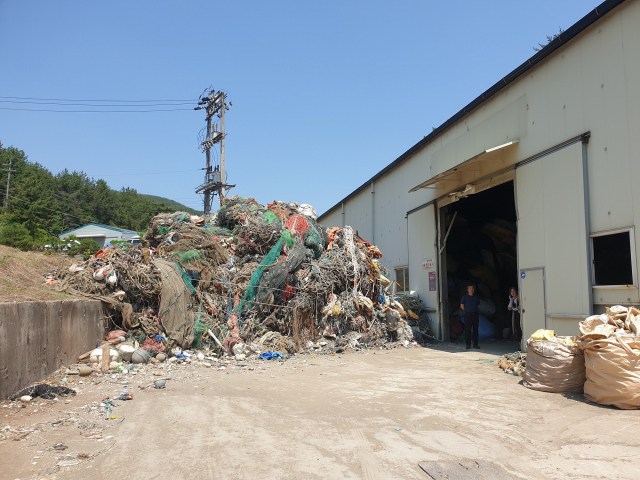 진주시 문산읍 한 공장에서 적발된 해양쓰레기 수거 폐기물 . 진주시 제공