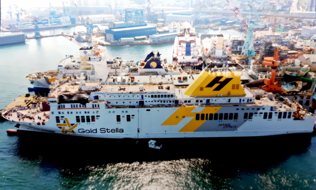 해양수산부가 연안선박 현대화펀드의 두 번째 지원대상으로 선정한 한일고속에 2018년부터 올해까지 총 건조금액(550억 원)의 42％(231억 원)를 빌려줘 건조한 골드스텔라호가 오는 29일 여수항에서 제주항을 향해 첫 항해를 시작한다고 17일 밝혔다. 해수부 제공