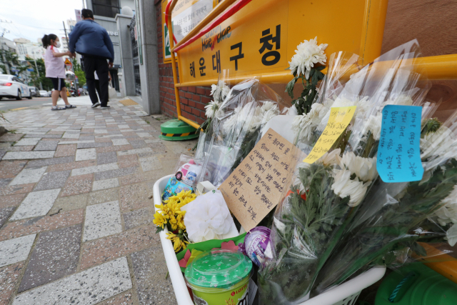 부산경찰청은 18일 부산 해운대구 반산초등학교 스쿨존 교통 사망사고와 관련한 사고 예방 대책을 수립했다. 사고 현장에는 숨진 아동을 추모하는 국화꽃과 추모글, 과자, 장난감 등이 놓여 있다. 강선배 기자 ksun@