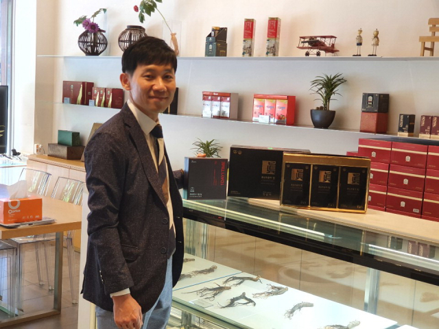 진삼가 김명범 대표가 18일 해운대구 본사에서 9증 9포로 만든 진삼가 제품들을 소개하고 있다.