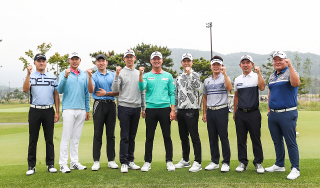 지난달 16일 경남 창원시 진해구 아라미르CC에서 열린 2020년 우성종합건설 프로골프단 출정식에서 골프단 선수들이 주먹을 불끈 쥐며 선전을 다짐하고 있다. 윤민호 프리랜서 yunmino@