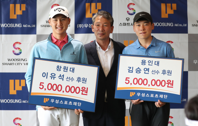 이유석(창원대)과 김승연(용인대) 선수에게 후원증을 전달한 후 함께 포즈를 취한 정한식 우성종합건설 대표. 윤민호 프리랜서